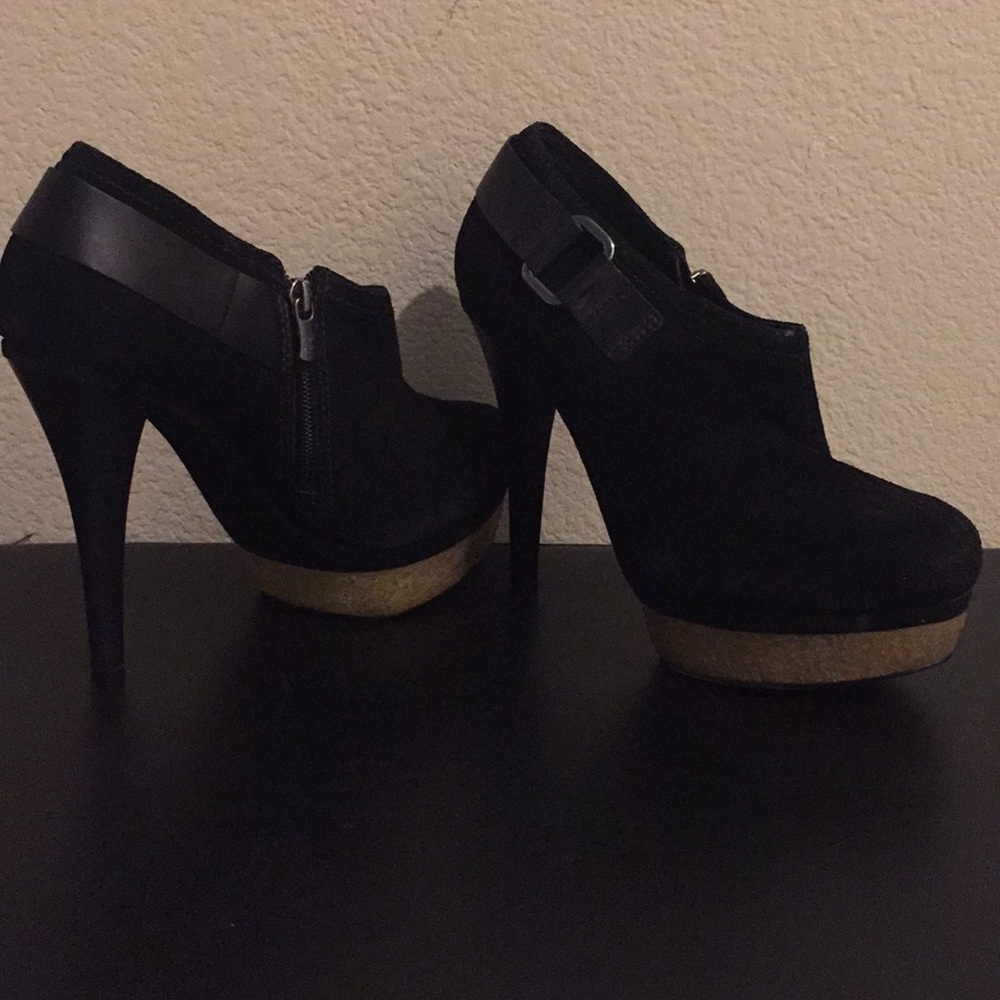 Size 8B/38 BCBG Never worn,leather beautiful platform booties
